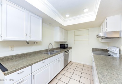 Located in the heart of Lake Havasu City, this 3-bedroom, 2-bath on London Bridge Golf Course in Arizona - for sale on GolfHomes.com, golf home, golf lot