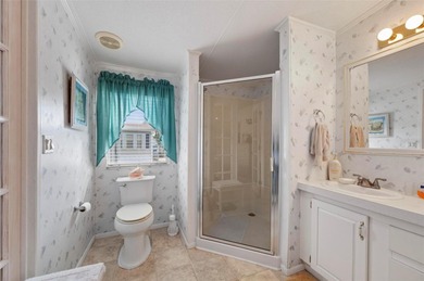 Under contract-accepting backup offers. Welcome to this cozy and on Kings Gate Golf Club in Florida - for sale on GolfHomes.com, golf home, golf lot