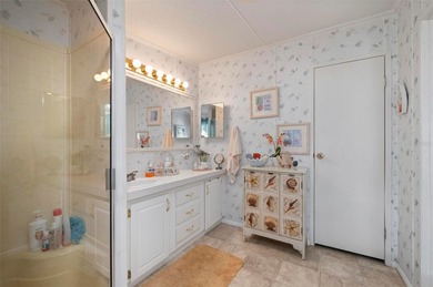 Under contract-accepting backup offers. Welcome to this cozy and on Kings Gate Golf Club in Florida - for sale on GolfHomes.com, golf home, golf lot