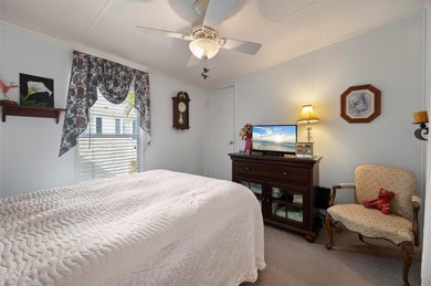 Under contract-accepting backup offers. Welcome to this cozy and on Kings Gate Golf Club in Florida - for sale on GolfHomes.com, golf home, golf lot