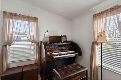 Under contract-accepting backup offers. Welcome to this cozy and on Kings Gate Golf Club in Florida - for sale on GolfHomes.com, golf home, golf lot