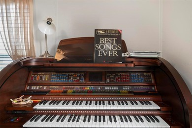 Under contract-accepting backup offers. Welcome to this cozy and on Kings Gate Golf Club in Florida - for sale on GolfHomes.com, golf home, golf lot