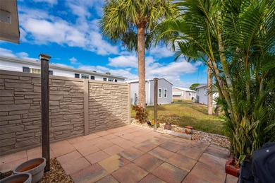 Under contract-accepting backup offers. Welcome to this cozy and on Kings Gate Golf Club in Florida - for sale on GolfHomes.com, golf home, golf lot