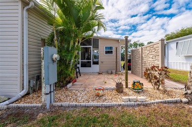 Under contract-accepting backup offers. Welcome to this cozy and on Kings Gate Golf Club in Florida - for sale on GolfHomes.com, golf home, golf lot