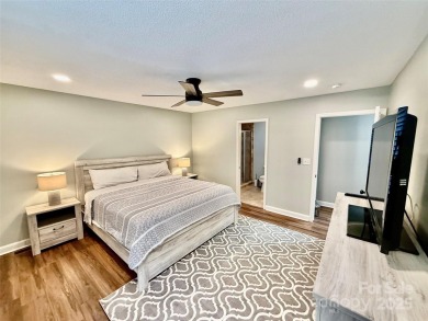 Newly renovated with brand new furnishings, fresh interior paint on Rumbling Bald Resort on Lake Lure in North Carolina - for sale on GolfHomes.com, golf home, golf lot