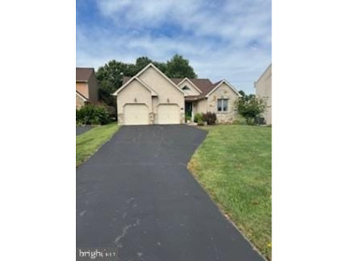 Beautifully maintained contemporary ranch, 2-3 bedrooms, 3 on Golf Academy of Delaware in Delaware - for sale on GolfHomes.com, golf home, golf lot