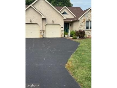 Beautifully maintained contemporary ranch, 2-3 bedrooms, 3 on Golf Academy of Delaware in Delaware - for sale on GolfHomes.com, golf home, golf lot