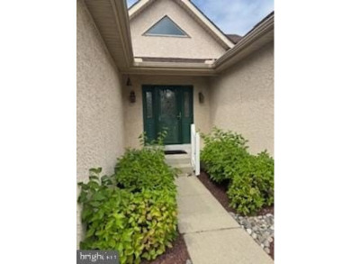 Beautifully maintained contemporary ranch, 2-3 bedrooms, 3 on Golf Academy of Delaware in Delaware - for sale on GolfHomes.com, golf home, golf lot