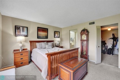 Do you like golf? This is the perfect home for you.  2 Bedroom/ on Wynmoor Golf Course in Florida - for sale on GolfHomes.com, golf home, golf lot