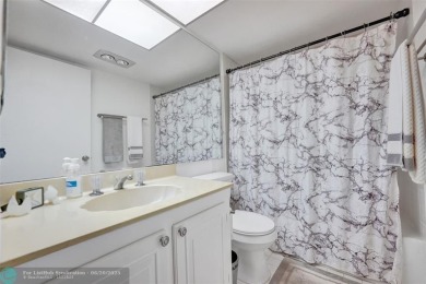 Do you like golf? This is the perfect home for you.  2 Bedroom/ on Wynmoor Golf Course in Florida - for sale on GolfHomes.com, golf home, golf lot