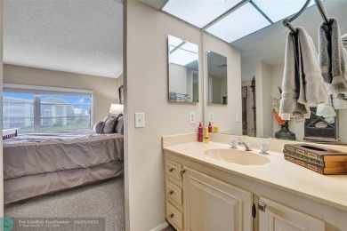 Do you like golf? This is the perfect home for you.  2 Bedroom/ on Wynmoor Golf Course in Florida - for sale on GolfHomes.com, golf home, golf lot