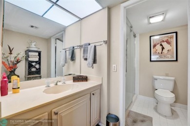 Do you like golf? This is the perfect home for you.  2 Bedroom/ on Wynmoor Golf Course in Florida - for sale on GolfHomes.com, golf home, golf lot