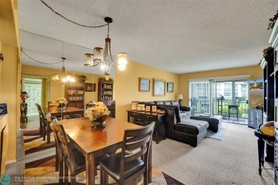 Do you like golf? This is the perfect home for you.  2 Bedroom/ on Wynmoor Golf Course in Florida - for sale on GolfHomes.com, golf home, golf lot