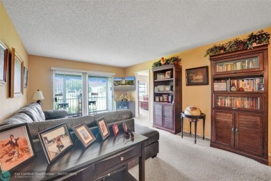 Do you like golf? This is the perfect home for you.  2 Bedroom/ on Wynmoor Golf Course in Florida - for sale on GolfHomes.com, golf home, golf lot
