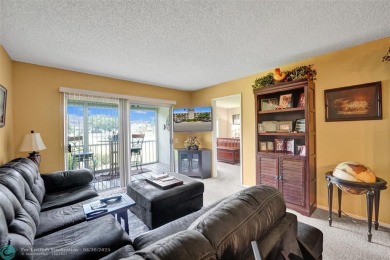 Do you like golf? This is the perfect home for you.  2 Bedroom/ on Wynmoor Golf Course in Florida - for sale on GolfHomes.com, golf home, golf lot