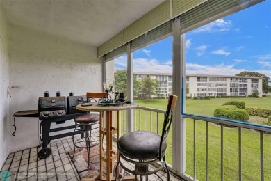 Do you like golf? This is the perfect home for you.  2 Bedroom/ on Wynmoor Golf Course in Florida - for sale on GolfHomes.com, golf home, golf lot