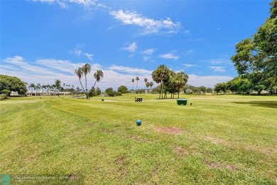 Do you like golf? This is the perfect home for you.  2 Bedroom/ on Wynmoor Golf Course in Florida - for sale on GolfHomes.com, golf home, golf lot