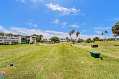 Do you like golf? This is the perfect home for you.  2 Bedroom/ on Wynmoor Golf Course in Florida - for sale on GolfHomes.com, golf home, golf lot
