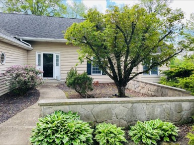 This charming 3 bedroom, 2 bathroom home with great curb appeal on Deer Run/Mary Heath Mem. Golf Course in Illinois - for sale on GolfHomes.com, golf home, golf lot
