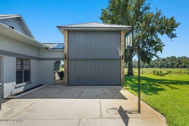 FULLY FURNISHED 5 bedroom 4 bathroom luxurious pool home sits in on Spruce Creek Golf Club in Florida - for sale on GolfHomes.com, golf home, golf lot