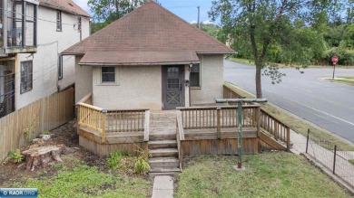 This charming 2-bedroom, 1-bath home is all about easy living on Hibbing Municipal Golf Course in Minnesota - for sale on GolfHomes.com, golf home, golf lot