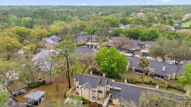 Welcome to this beautifully maintained 2 bedroom, 2 bathroom on Heathrow Country Club in Florida - for sale on GolfHomes.com, golf home, golf lot