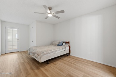 Immaculately cared for 2 bed, 2 bath plus bonus room in on Oakwood Golf Club  in Arizona - for sale on GolfHomes.com, golf home, golf lot