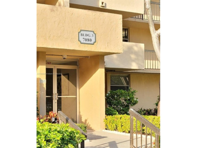 Welcome to your cozy 2-Bedroom, 2-Bathroom unit, located on the on Inverrary Country Club in Florida - for sale on GolfHomes.com, golf home, golf lot
