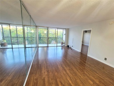 Welcome to your cozy 2-Bedroom, 2-Bathroom unit, located on the on Inverrary Country Club in Florida - for sale on GolfHomes.com, golf home, golf lot