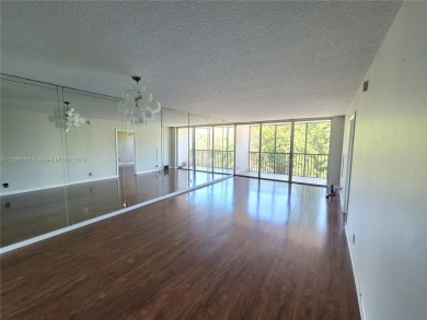 Welcome to your cozy 2-Bedroom, 2-Bathroom unit, located on the on Inverrary Country Club in Florida - for sale on GolfHomes.com, golf home, golf lot
