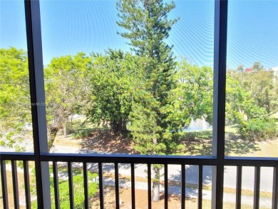 Welcome to your cozy 2-Bedroom, 2-Bathroom unit, located on the on Inverrary Country Club in Florida - for sale on GolfHomes.com, golf home, golf lot