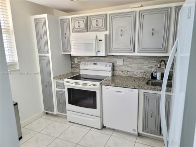 Welcome to your cozy 2-Bedroom, 2-Bathroom unit, located on the on Inverrary Country Club in Florida - for sale on GolfHomes.com, golf home, golf lot