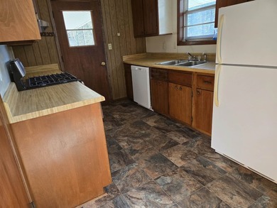 This wonderful 3 bedroom, 2 bath Cherokee Village home sits in a on Cherokee Village North Course in Arkansas - for sale on GolfHomes.com, golf home, golf lot