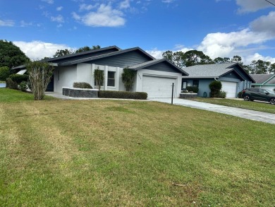 Experience the easy going lifestyle of living in Sebring Florida on Golf Hammock Country Club in Florida - for sale on GolfHomes.com, golf home, golf lot