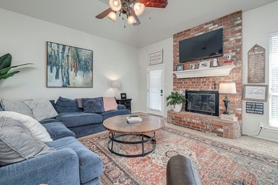 GREAT FIND IN GREEN TREE NORTH!! THIS ABSOLUTELY ADORABLE 4 on Green Tree Country Club in Texas - for sale on GolfHomes.com, golf home, golf lot