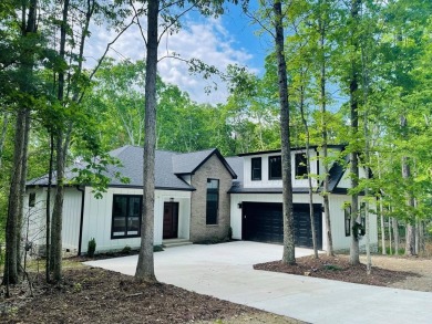 Spacious and pristine 4-bedroom, 3-bath home in Glade Springs on Glade Springs Resort Golf Course in West Virginia - for sale on GolfHomes.com, golf home, golf lot