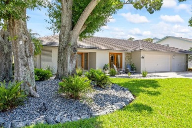 Golf Course Lifestyle in Feather Sound!

This beautifully on Feather Sound Country Club in Florida - for sale on GolfHomes.com, golf home, golf lot