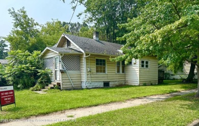This 2 bed 1 bath home is waiting for you and your vision to on Groesbeck Municipal Golf Course in Michigan - for sale on GolfHomes.com, golf home, golf lot