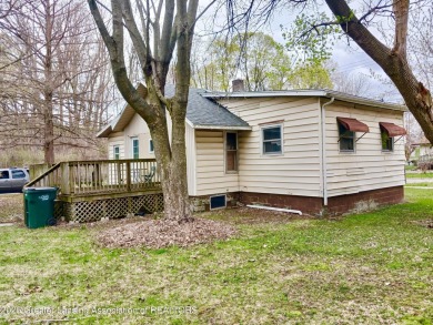 This 2 bed 1 bath home is waiting for you and your vision to on Groesbeck Municipal Golf Course in Michigan - for sale on GolfHomes.com, golf home, golf lot