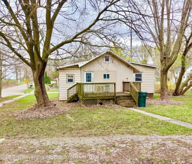 This 2 bed 1 bath home is waiting for you and your vision to on Groesbeck Municipal Golf Course in Michigan - for sale on GolfHomes.com, golf home, golf lot