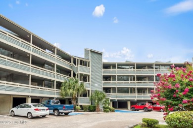 This beautifully maintained, open-concept condo is a must-see! on Possum Trot Golf Course in South Carolina - for sale on GolfHomes.com, golf home, golf lot