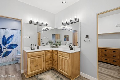 Updated townhome in the Pinetop Country Club area, offering an on Pinetop Lakes Country Club in Arizona - for sale on GolfHomes.com, golf home, golf lot