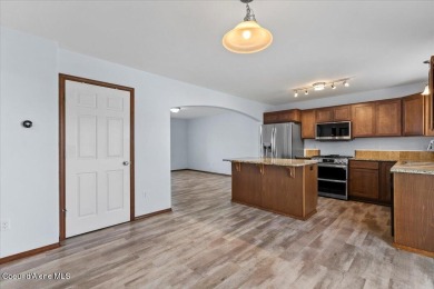 Squeaky clean and ready for new owners. Conveniently located to on Prairie Falls Golf Club in Idaho - for sale on GolfHomes.com, golf home, golf lot