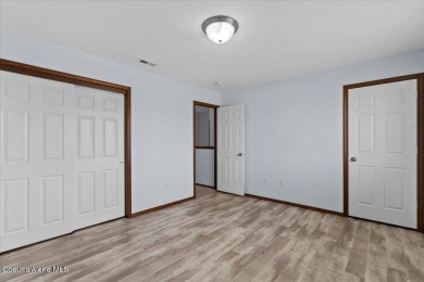 Squeaky clean and ready for new owners. Conveniently located to on Prairie Falls Golf Club in Idaho - for sale on GolfHomes.com, golf home, golf lot