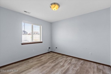 Squeaky clean and ready for new owners. Conveniently located to on Prairie Falls Golf Club in Idaho - for sale on GolfHomes.com, golf home, golf lot