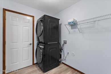 Squeaky clean and ready for new owners. Conveniently located to on Prairie Falls Golf Club in Idaho - for sale on GolfHomes.com, golf home, golf lot