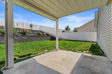 Squeaky clean and ready for new owners. Conveniently located to on Prairie Falls Golf Club in Idaho - for sale on GolfHomes.com, golf home, golf lot