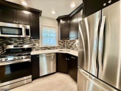 IMPRESSSIVE updated 3 bedroom, 1.1 bath BEAUTIFUL split situated on Baltusrol Golf Club in New Jersey - for sale on GolfHomes.com, golf home, golf lot