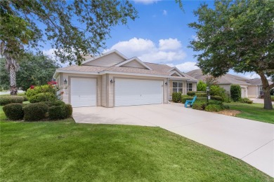 ~CORNER LOT~ ~GC GARAGE~ ~GRANITE COUNTERTOPS~ ~PRIVACY SHRUBS~ on The Links of Spruce Creek in Florida - for sale on GolfHomes.com, golf home, golf lot