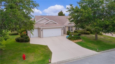 ~CORNER LOT~ ~GC GARAGE~ ~GRANITE COUNTERTOPS~ ~PRIVACY SHRUBS~ on The Links of Spruce Creek in Florida - for sale on GolfHomes.com, golf home, golf lot